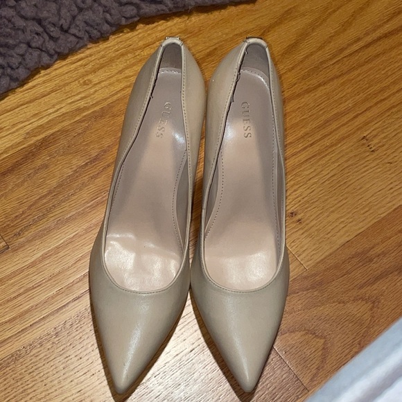 GUESS Women's Seanna Pump - Picture 6 of 10
